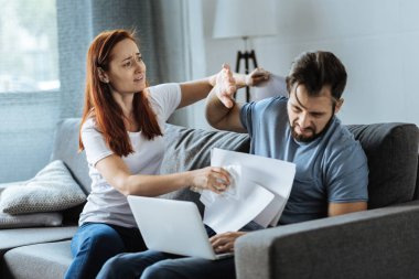 Erkek arkadaşı saldıran Öfkeli öfkeli kadın