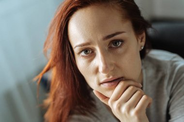 Güzel bir düşünceli kadın portresi