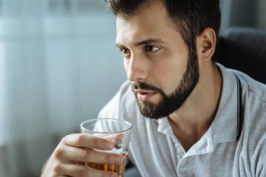 Depresif iyi görünümlü adam viski içme