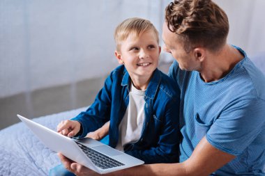 Küçük çocuk çizgi film, babasıyla tartışıyor