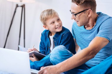 Küçük çocuk gülümsüyor Not yaparken babası ile alışverişi