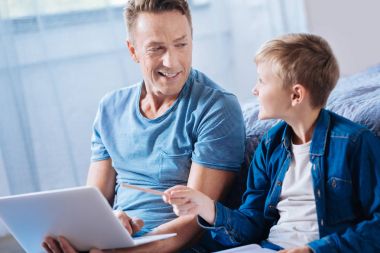 İyimser baba ve oğul okul projesi hakkında konuşmak