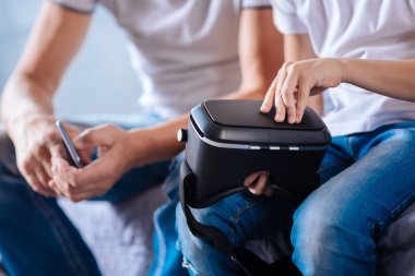 Çocuklar elleri VR kulaklık açılış yakın çekim
