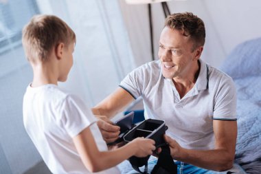 Gülümseyen baba Smartphone oğulları Vr kulaklık ekleme