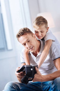 Küçük çocuk babası VR kulaklık açılış sarılma