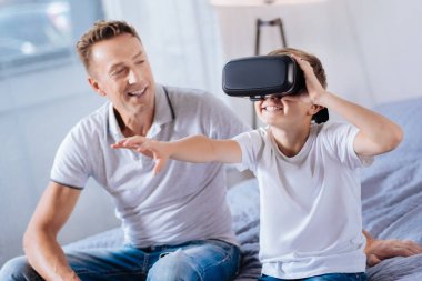 Onun mutlu çocuk test Vr kulaklık izlerken babası olmakla gurur duyuyorum