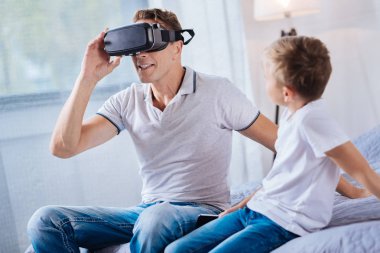 Onun babası test Vr kulaklık izlerken pre-teen oğlu