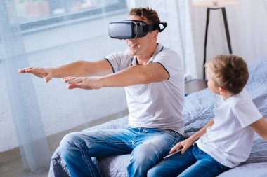 Pre-teen çocuk babası VR mezartaşı ile oyun izlerken