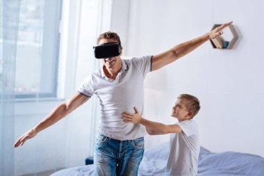 Gülümseyen çocuk babası VR mezartaşı ile oynamaya holding