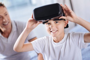 Mutlu heyecanlı çocuk VR kulaklık oynadıktan sonra kaldırma