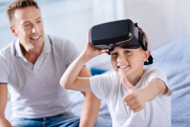 Neşeli çocuk başparmak gösterilmesini Vr kulaklık