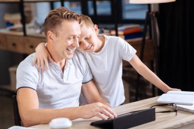 Seven oğlun babasını o çalışma sırasında sarılma