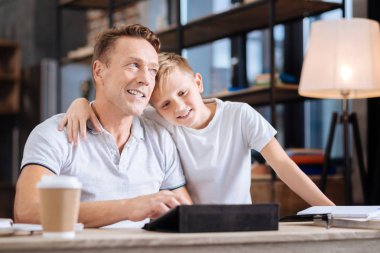Tatlı çocuk çalışma masada oturan babası sarılma