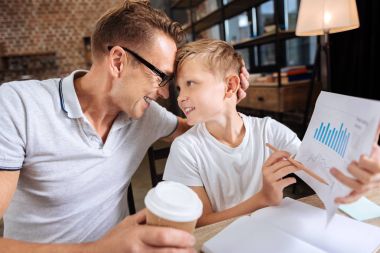 Gururlu baba oğlu holding çıktı çizelgeleri ile sarılma