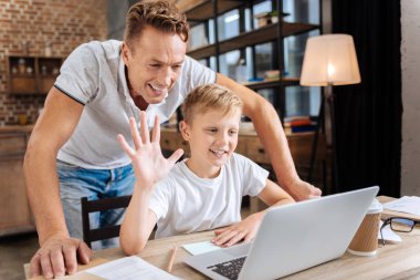 İyimser baba ve oğul birlikte video aramasý yapma