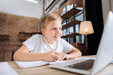 Neşeli çocuk bilgi--dan laptop not defterine kopyalama