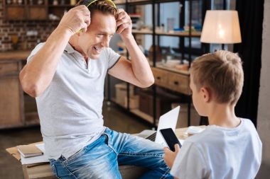 Küçük çocuk babası kulaklık için müzik dönüm