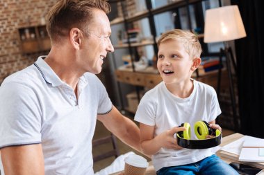 Heyecanlı çocuk babası yeni kulaklıklar için teşekkür