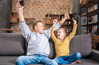 Çok memnun baba ve oğul video oyunu zaferini kutluyor
