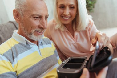 Neşeli emekli adam karısını Vr aygıtla test