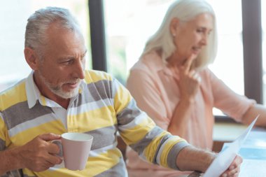 Evde bir gazete okuyor hoş yaşlı adam