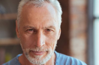 Sevinç paylaşımı neşeli bir yaşlı adam portresi