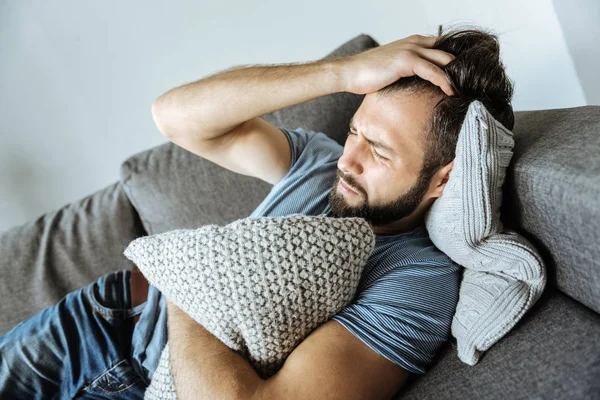 Deprimido buen hombre que sufre de dolor de cabeza — Foto de Stock