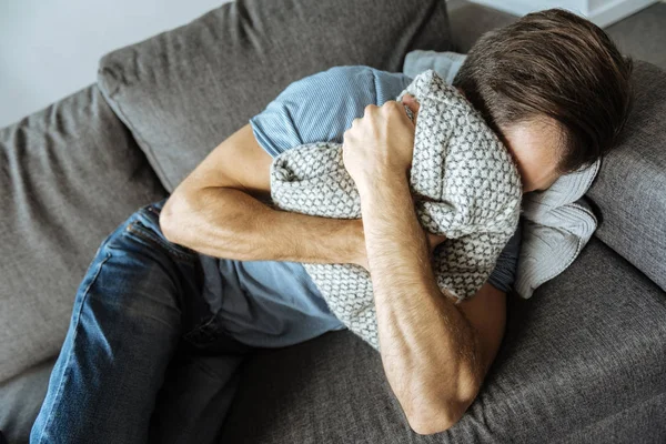 Deprimido triste homem estar em griefb — Fotografia de Stock