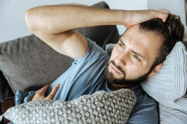 Triste hombre guapo sintiéndose mal —  Fotos de Stock