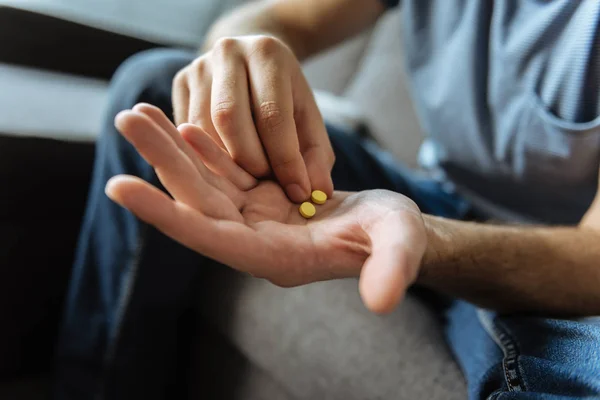 Focus selettivo di una palma maschile con pillole — Foto Stock