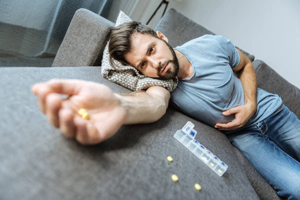 Üzgün genç adam kanepede yatan