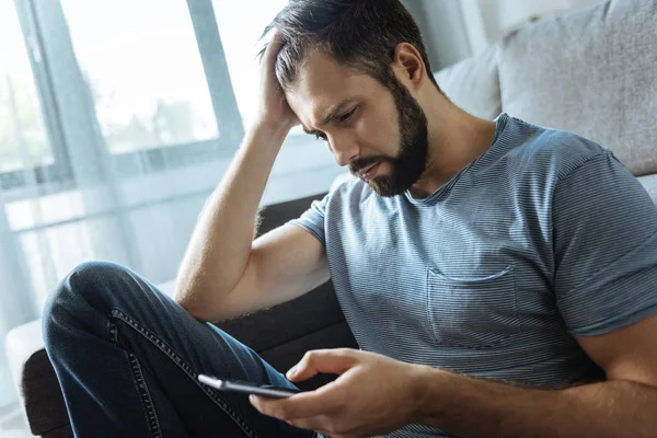 Saçları dokunmak hoş üzgün adam