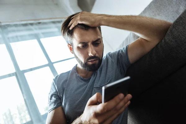 Kasvetli mutsuz adam depresyon