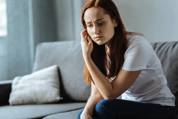 Vigasztalan depressziós nő haját gazdaság — Stock Fotó