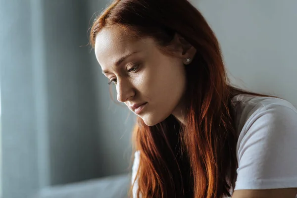 Fröhlich schöne Frau fühlt sich melancholisch — Stockfoto