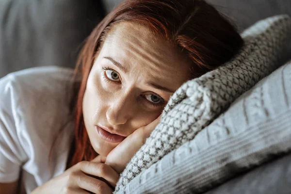 Triste joven sintiéndose melancólica — Foto de Stock