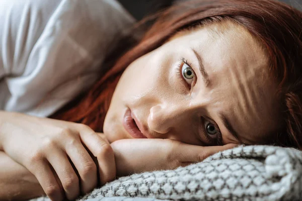 Безвесела засмучена жінка, що страждає депресією — стокове фото