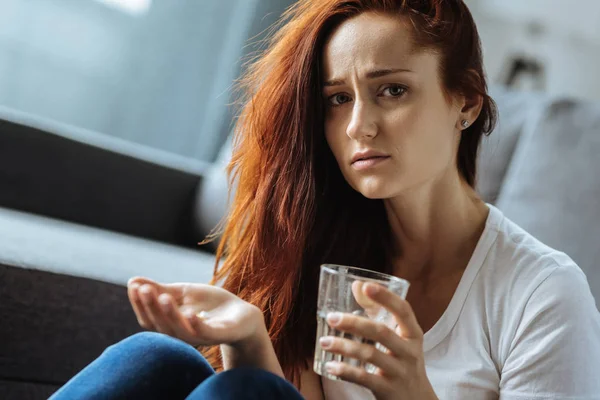 Mulher doente triste se preparando para tomar seu remédio — Fotografia de Stock