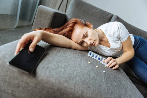 Yorgun kasvetli kadın kanepede yalan