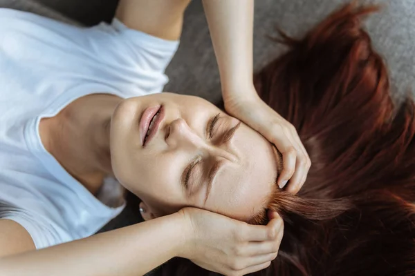 Triest ongezellig vrouw haar ogen sluiten — Stockfoto