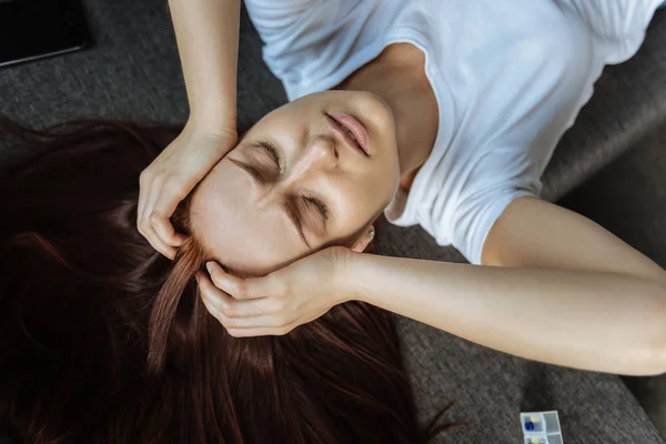 Bovenaanzicht van een lijden vrouw haar ogen sluiten — Stockfoto