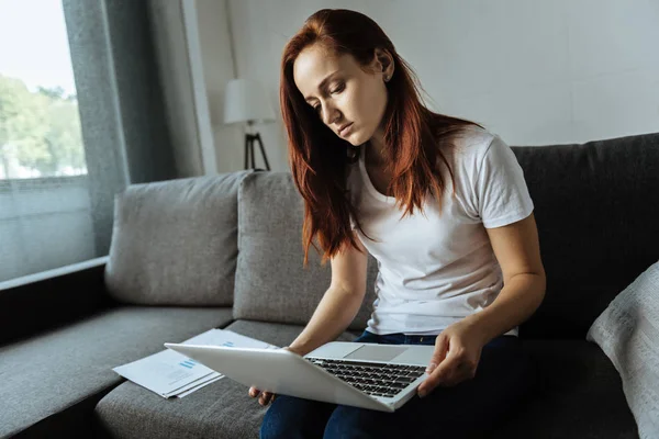 Szomorú, depressziós nő tartja vele laptop — Stock Fotó