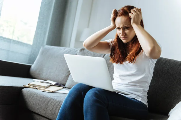 Glädjelös ung kvinna att vara trött från att studera — Stockfoto