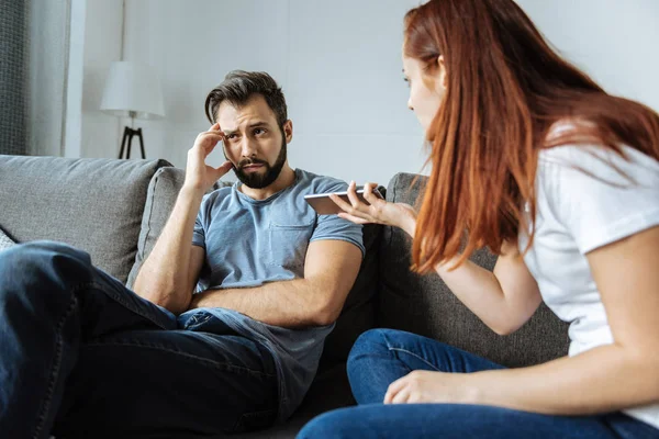 Ongelukkige nadenkende man luisteren naar zijn vriendin — Stockfoto