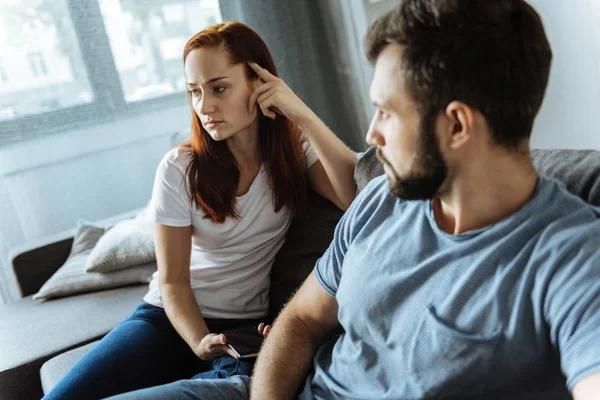 Pareja joven sin animadoras teniendo una discusión — Foto de Stock