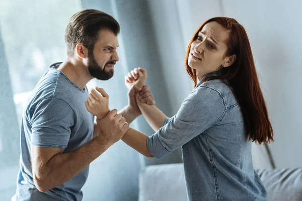 Fuerte hombre brutal sosteniendo a su esposa — Foto de Stock