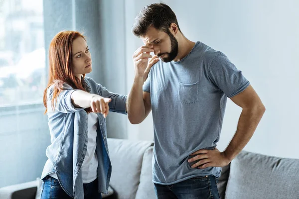 Mujer triste y alegre señalando a la puerta — Foto de Stock