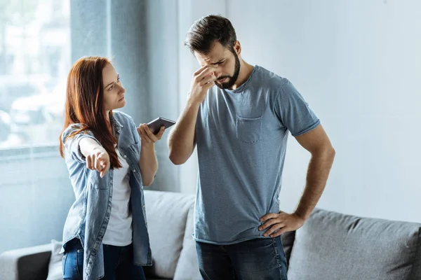 Mujer seria e inteligente enviando a su novio — Foto de Stock