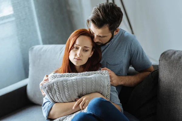 Bakım yakışıklı arkadaşı sarılma