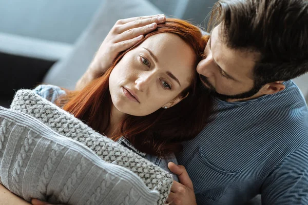 Szép szerető ember megnyugtató barátnője — Stock Fotó